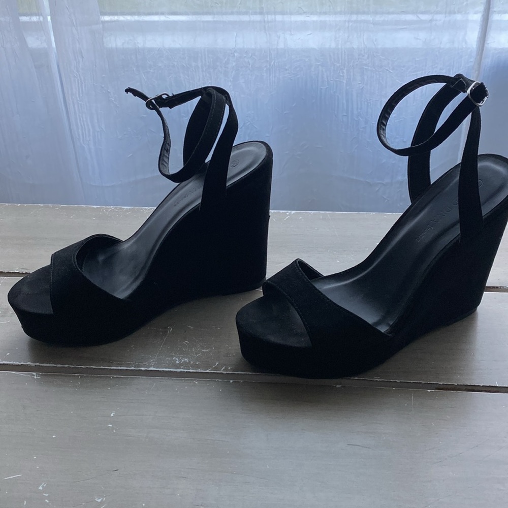 Black Wedges